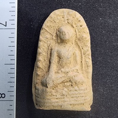 พระลือหน้ามงคล (พระคือชัยชนะ) เนื้อดิน กรุดอยไซ