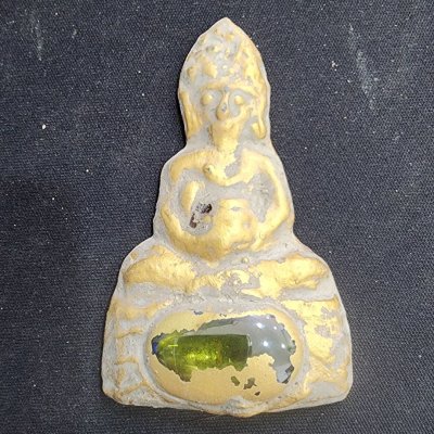 พระดอยไซอุ้มบาตรเนื้อชินทอง เม็ดพระธาตุ กรุดอยไซ