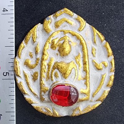 พระซุ้มกอเนื้อชินทอง เม็ดพระธาตุ (สินธพ) กรุดอยไซ