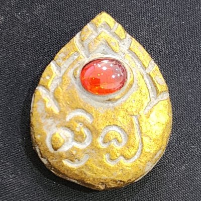 พระสมเด็จเนื้อชินทอง เม็ดพระธาตุ (สินธพ) กรุดอยไซ