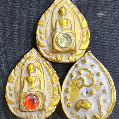 พระรอดเนื้อชินทอง เม็ดพระธาตุ (สินธพ) กรุดอยไซ