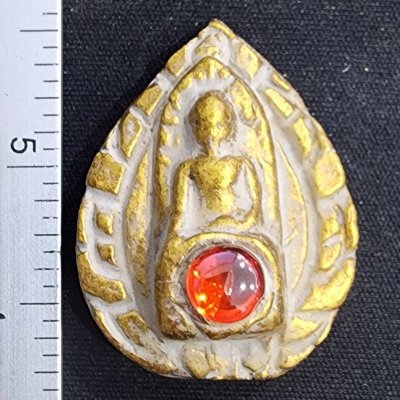 พระรอดเนื้อชินทอง เม็ดพระธาตุ (สินธพ) กรุดอยไซ