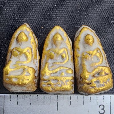 พระรอดใบมะขามเนื้อชินทอง กรุดอยไซ