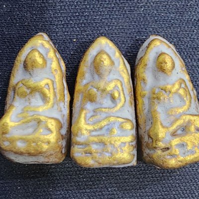 พระรอดใบมะขามเนื้อชินทอง กรุดอยไซ