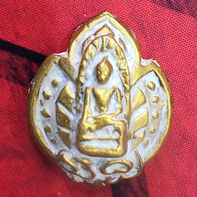 พระรอดเนื้อชินทอง หลังเม็ดพระธาตุ กรุดอยไซ