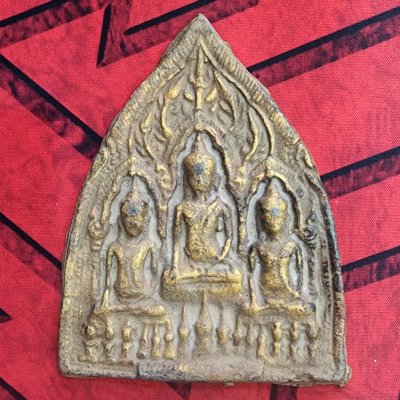พระสามใบโพธิ์เนื้อชินทอง กรุดอยไซ