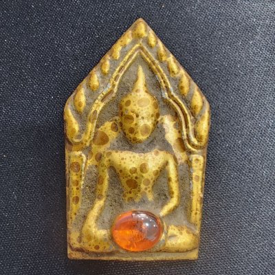 พระยอดขุนพลหลังพญาครุฑเนื้อดิน เม็ดพระธาตุ กรุดอยไซ