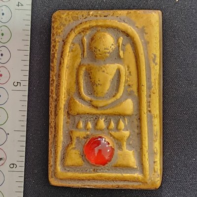 พระสมเด็จไกเซอร์เนื้อดิน ติดเม็ดพระธาตุ หลังพระรอด กรุดอยไซ