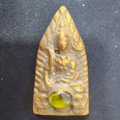พระขุนแผนอุ้มกุมารเนื้อดิน เม็ดพระธาตุ กรุดอยไซ