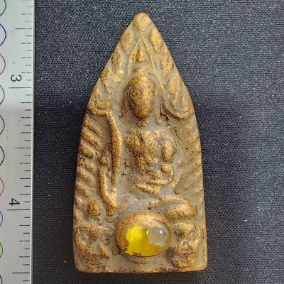 พระขุนแผนอุ้มกุมารเนื้อดิน เม็ดพระธาตุ กรุดอยไซ