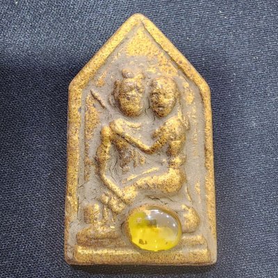 พระขุนแผนอุ้มนางเนื้อดิน เม็ดพระธาตุ กรุดอยไซ