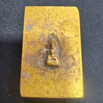 พระสมเด็จไกเซอร์เนื้อดิน ติดเม็ดพระธาตุ หลังพระรอด กรุดอยไซ