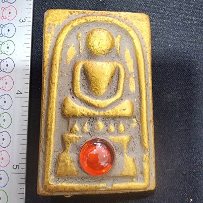 พระสมเด็จไกเซอร์เนื้อดิน ติดเม็ดพระธาตุ หลังเหล็กไหล กรุดอยไซ