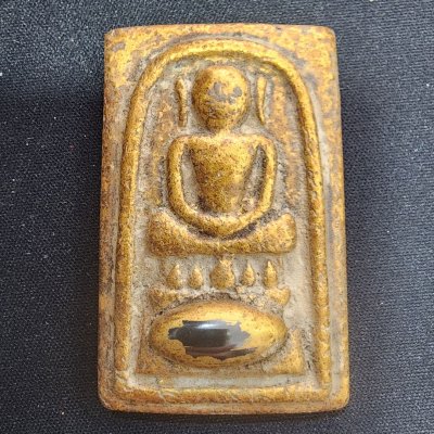 พระสมเด็จไกเซอร์เนื้อดิน บนเหล็กไหล กรุดอยไซ