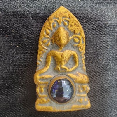 พระยอดขุนพลปรกโพธิ์เนื้อชินทอง บนเม็ดพระธาตุ กรุดอยไซ