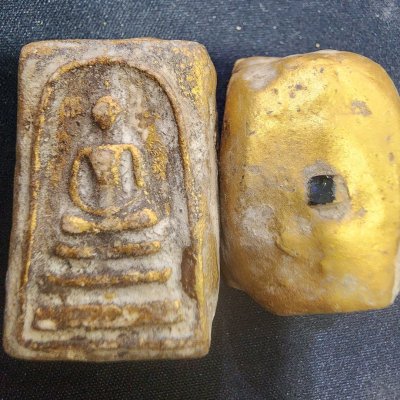 พระสมเด็จ หลังเหล็กไหลคู่ กรุดอยไซ
