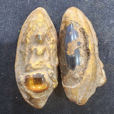 พระรอดเนื้อชินเม็ดพระธาตุ หลังเหล็กไหล กรุดอยไซ