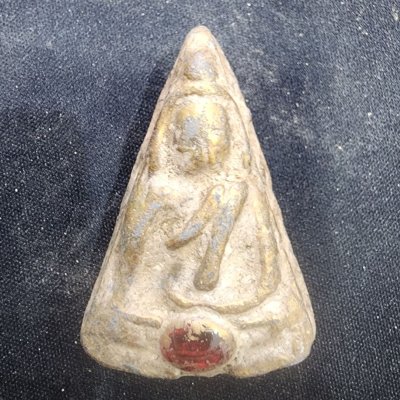 พระนางพญาเนื้อชิน หลังเม็ดพระธาตุ กรุดอยไซ3