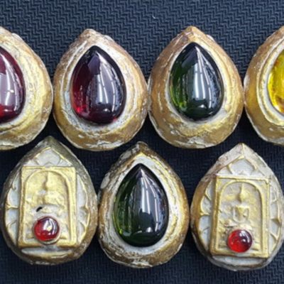 พระสมเด็จบนเม็ดพระธาตุ