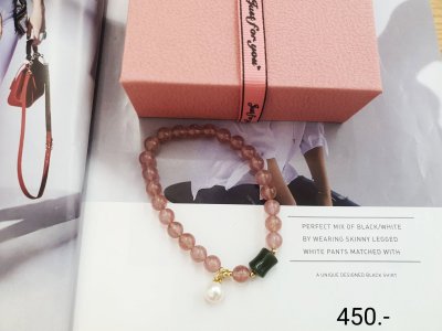 สร้อยข้อมือหินมงคลโทนสีชมพูสตรอเบอร์รี่ควอตซ์ ประดับหินสีเขียวเข้มและจี้ไข่มุก