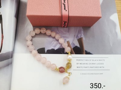 สร้อยข้อมือหินมงคลโรสควอตซ์สีชมพูอ่อนประดับจี้หินผสมและไข่มุก
