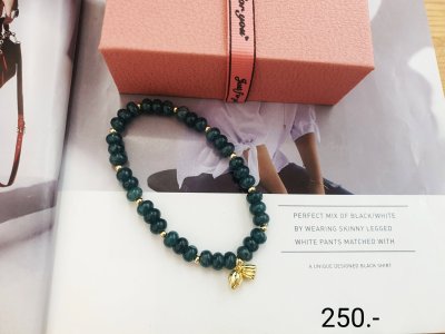 สร้อยข้อมือหินมงคลสีเขียวเข้มประดับชาร์มรูปโบว์สีทอง
