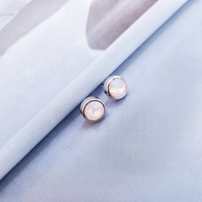 ต่างหูแฟชั่นทรงกลมฝังโอปอลสีขาวเหลือบประกายสีชมพูตัวเรือนสีเงิน