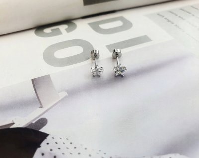 ต่างหูแฟชั่นทรงดาวเจียระไนประดับคริสตัลใส ตัวเรือนสีเงิน (Crystal Star Stud Earrings)
