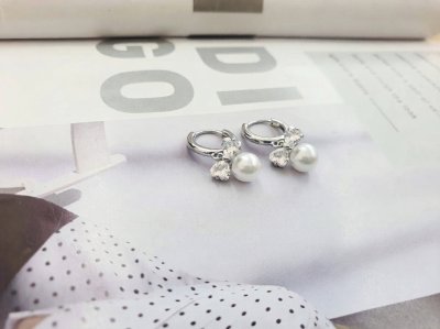 ต่างหูห่วงแฟชั่นห้อยจี้ไข่มุกและคริสตัลรูปหัวใจ ตัวเรือนสีเงิน (Pearl and Heart Crystal Hoop Earrings)