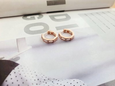 ต่างหูห่วงแฟชั่นทรงเรขาคณิตฝังคริสตัล ตัวเรือนสีโรสโกลด์ (Geometric Crystal Hoop Earrings)