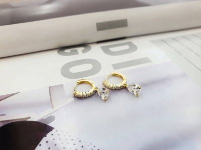 ต่างหูห่วงแฟชั่นห้อยจี้คริสตัลหยดน้ำฝังเพชร ตัวเรือนสีทอง (Drop Crystal Gold Hoop Earrings)