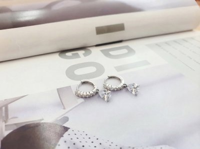 ต่างหูห่วงแฟชั่นห้อยจี้คริสตัลหยดน้ำฝังเพชร ตัวเรือนสีเงิน (Drop Crystal Silver Hoop Earrings)