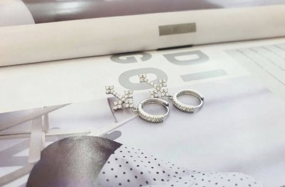 ต่างหูห่วงแฟชั่นห้อยจี้ไม้กางเขนฝังคริสตัลระยิบระยับ ตัวเรือนสีเงิน (Crystal Cross Hoop Earrings)