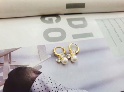 ต่างหูห่วงแฟชั่นห้อยจี้ไข่มุกและคริสตัลรูปหัวใจ ตัวเรือนสีทอง (Pearl and Heart Crystal Gold Hoop Earrings)