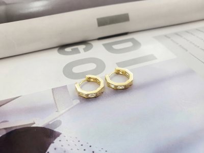 ต่างหูห่วงแฟชั่นทรงเรขาคณิตฝังคริสตัล ตัวเรือนสีทอง (Geometric Crystal Gold Hoop Earrings)