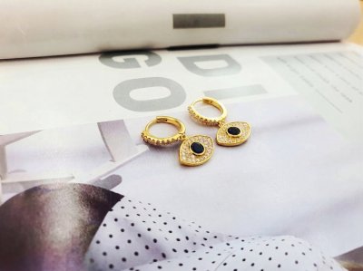 ต่างหูห่วงแฟชั่นห้อยจี้ลายดวงตาประดับคริสตัล ตัวเรือนสีทอง (Evil Eye Gold Hoop Earrings)