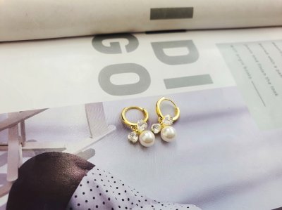 ต่างหูห่วงแฟชั่นดีไซน์หัวใจคริสตัลคู่และไข่มุก ตัวเรือนสีทอง (Double Crystal Heart and Pearl Gold Hoop Earrings)
