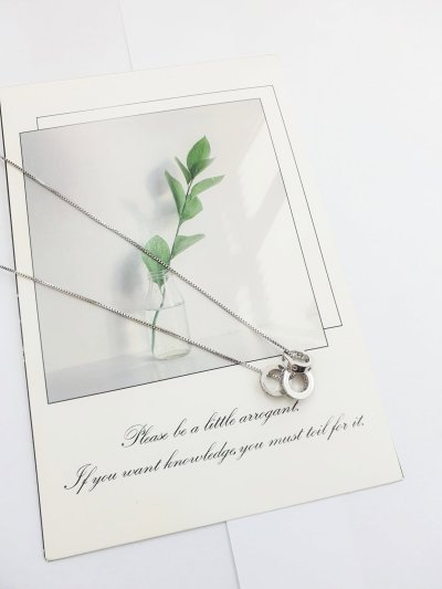 สร้อยคอแฟชั่นจี้ห่วงวงแหวนอินเตอร์ล็อกดีไซน์เรียบหรู ตัวเรือนสีเงิน (Interlocking Triple Rings Silver Necklace)