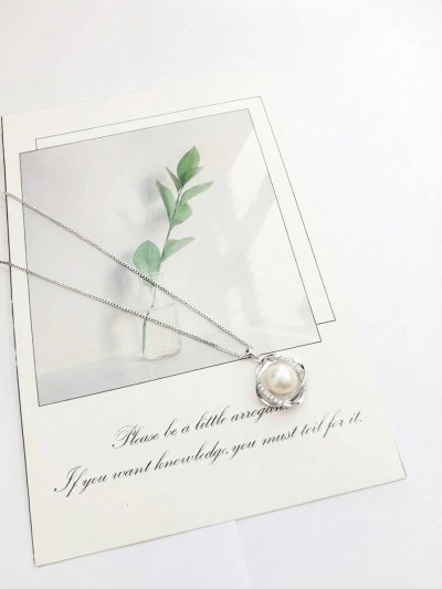 สร้อยคอแฟชั่นจี้ไข่มุกประดับกรอบวงแหวนคริสตัลระยิบระยับ ตัวเรือนสีเงิน (Crystal Swirl Frame and Pearl Silver Necklace)