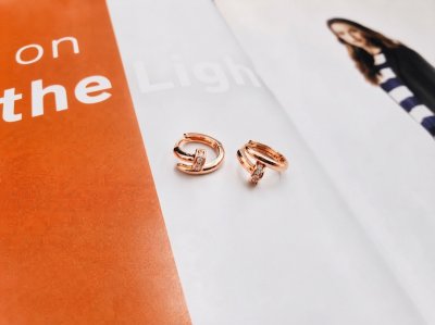 ต่างหูห่วงเงินแท้ 925 ชุบทองคำชมพู (Rose Gold) ดีไซน์ดับเบิลฮูฟฝังเพชร CZ สไตล์หวานละมุน ทันสมัย