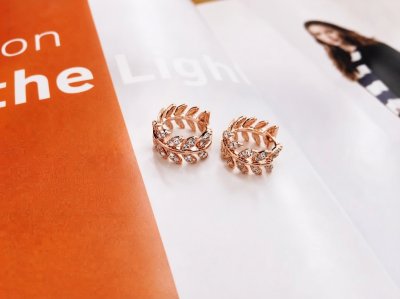 ต่างหูห่วงเงินแท้ 925 ชุบทองคำชมพู (Rose Gold) ดีไซน์กิ่งไม้ยอดใบมะกอก ฝังเพชร CZ สไตล์หวานหรูคลาสสิก
