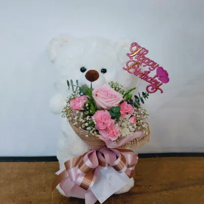 Couple teddy bears with flowers
