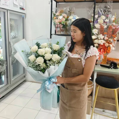 ช่อกุหลาบขาว9ดอกห่อฟ้า