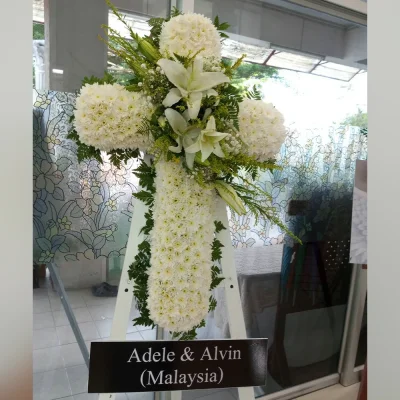 พวงหรีดทรงไม้กางเขน