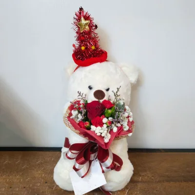 หมีสีขาวหมวกแดงอุ้มดอกไม้