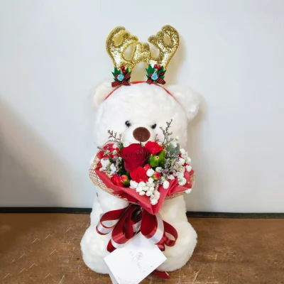 หมีสีขาวเขาทองอุ้มดอกไม้