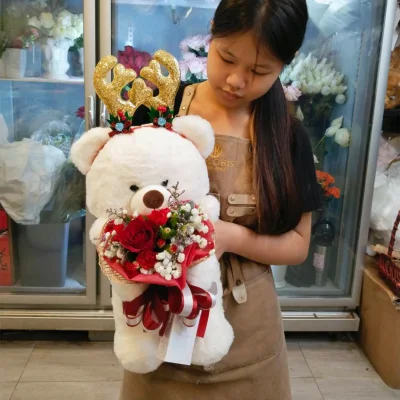 หมีสีขาวเขาทองอุ้มดอกไม้