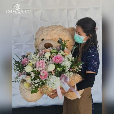 หมีใหญ่ อุ้มตะกร้าดอกไม้