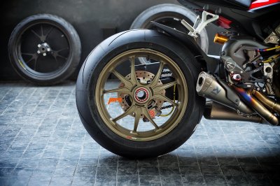 marchesini_magnesium_M9RS_wheel_ล้อทองมาเชสนอตล้อแดง_STREETFIGHTER_V4S_ด้วงนิกเกิ้ล brembo nickel