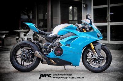 Ducati_Panigale_V4s_Miami_Blue_mpkconcept ท่อแต่งอาคาโพวิคล้อคาร์บอน bst carbon wheel ทำสีถังเงิน